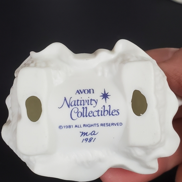 Avon Nativity Collectible Holy Family White Porcelain Christmas 1981 Boxed Set - Picture 4 of 13